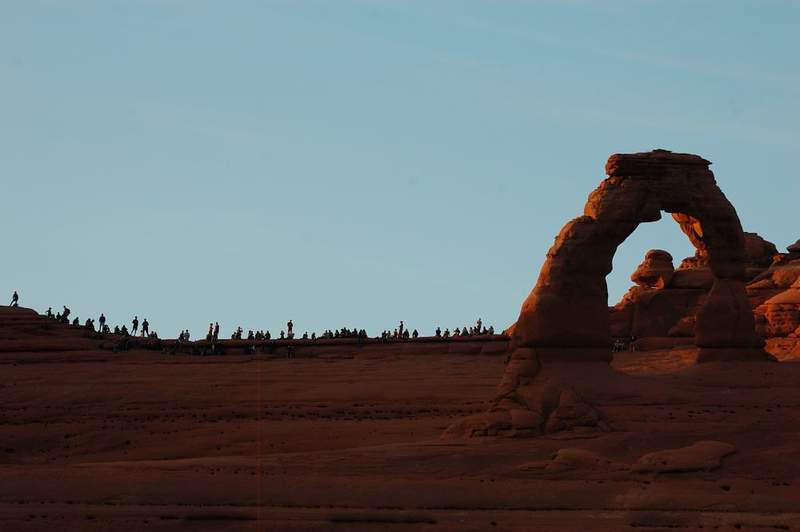 this is a popular place to watch sunset (see how mant people to the laft of the arch). We could hear the cheers from half a mile awat when the sun came out of clouds and lighted the arch)