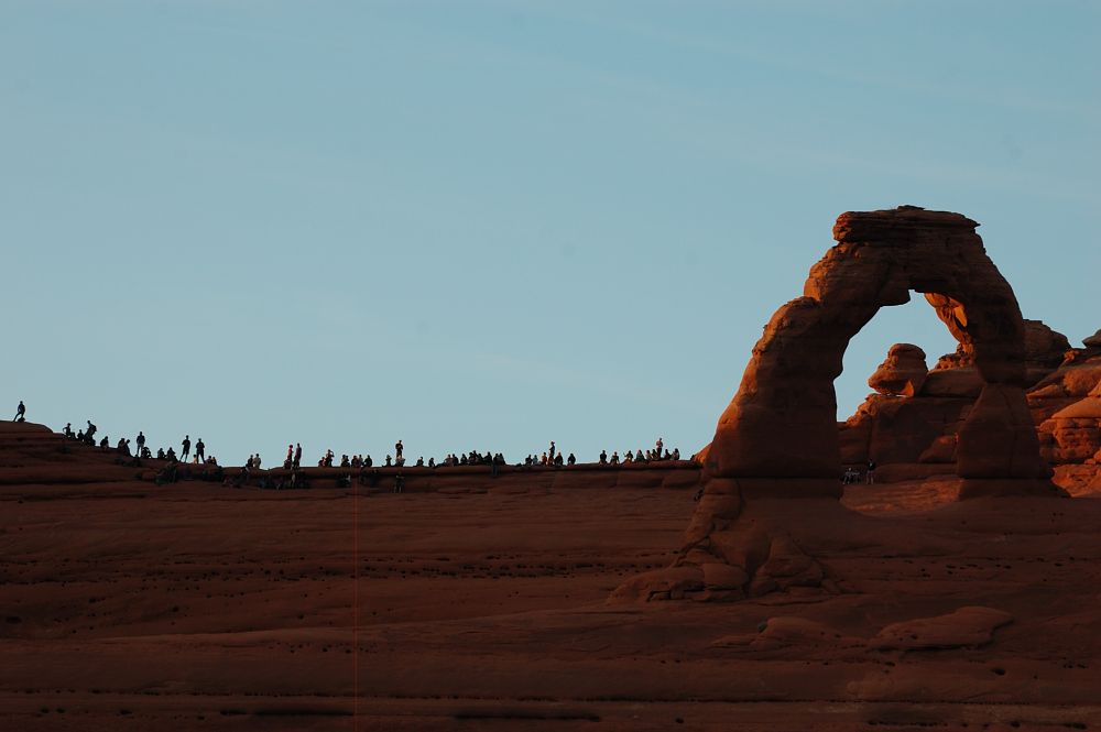 this is a popular place to watch sunset (see how mant people to the laft of the arch). We could hear the cheers from half a mile awat when the sun came out of clouds and lighted the arch)