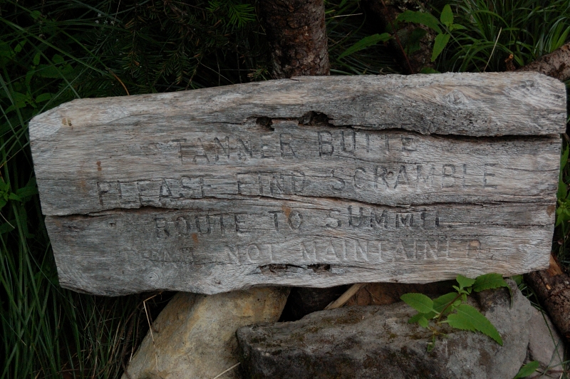 A sign for Tanner summit scramble is placed in the middle of the trail