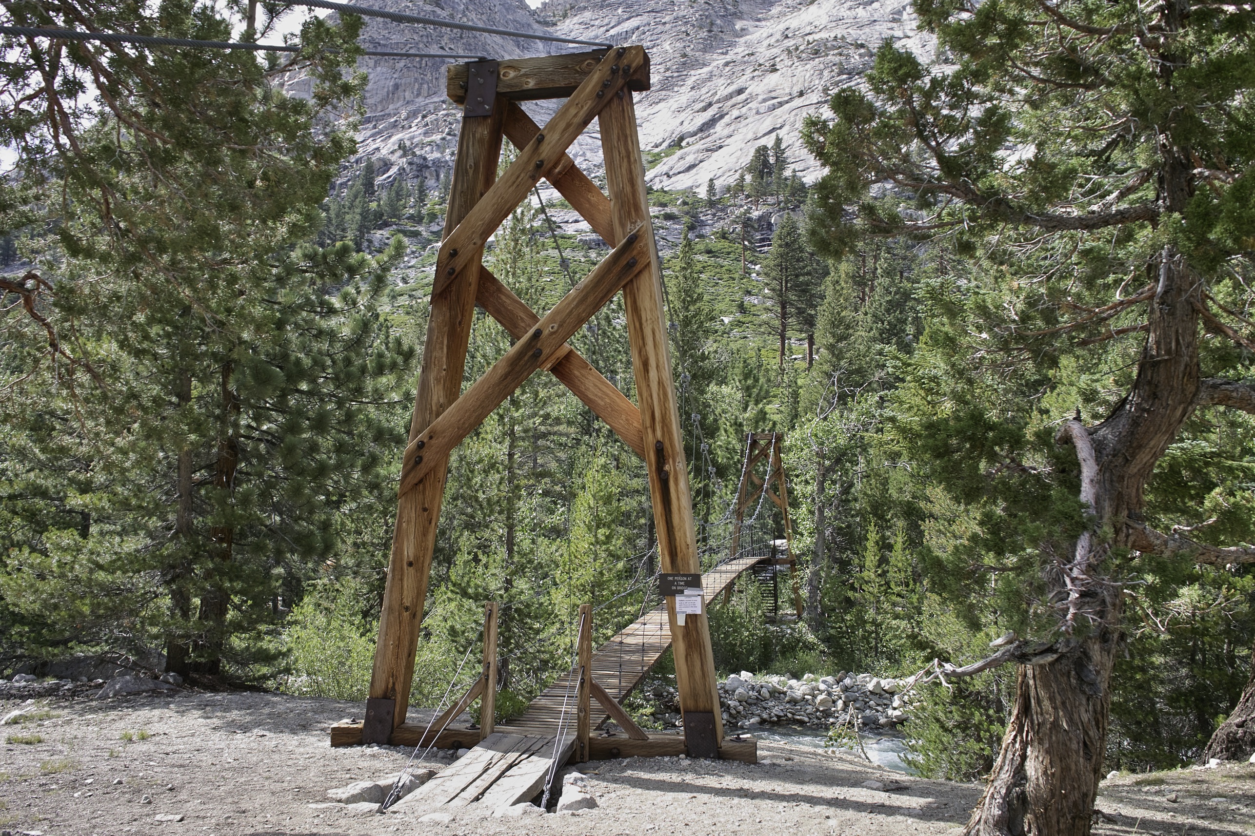 The bridge to Rae Lakes