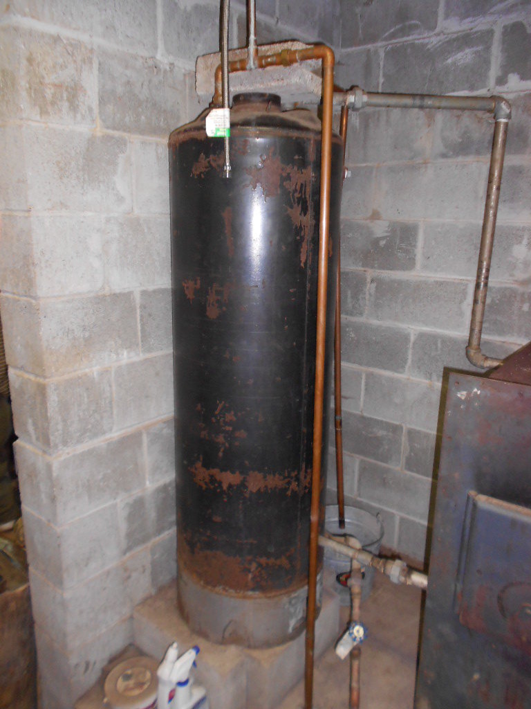 Hot water tank