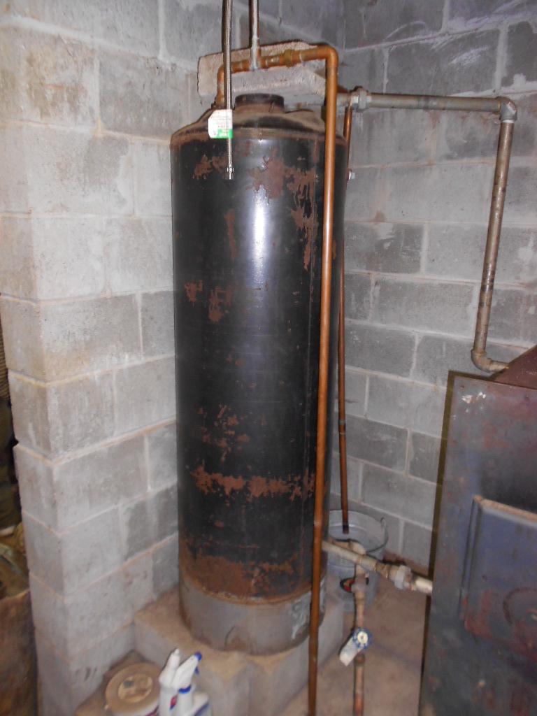 Hot water tank