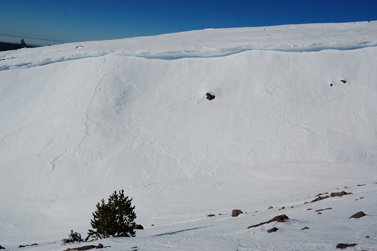 We first thought took Little Zigzag Canyon for Big Zigzag. There's no way one can climb out of it here, without crampons and ax in each hand. Also, those cornices are much larger than at Sand Canyon