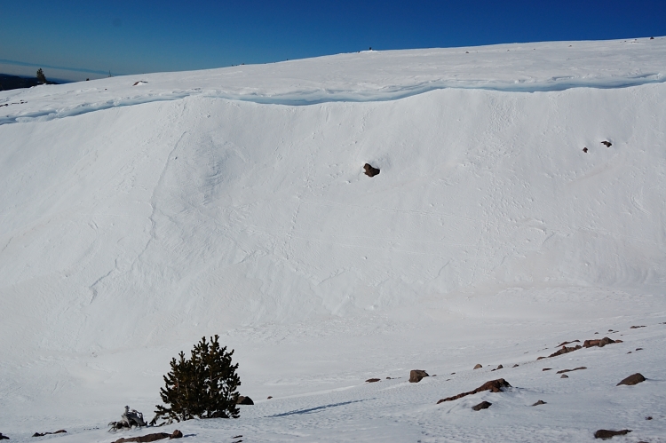 We first thought took Little Zigzag Canyon for Big Zigzag. There's no way one can climb out of it here, without crampons and ax in each hand. Also, those cornices are much larger than at Sand Canyon