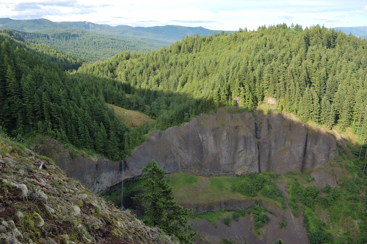 I found the best viewpoint for the falls. You cannot see all the beauty of lower amphitheater from here, though