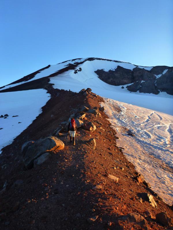Dirt trail from Lewis Tarn to the summit