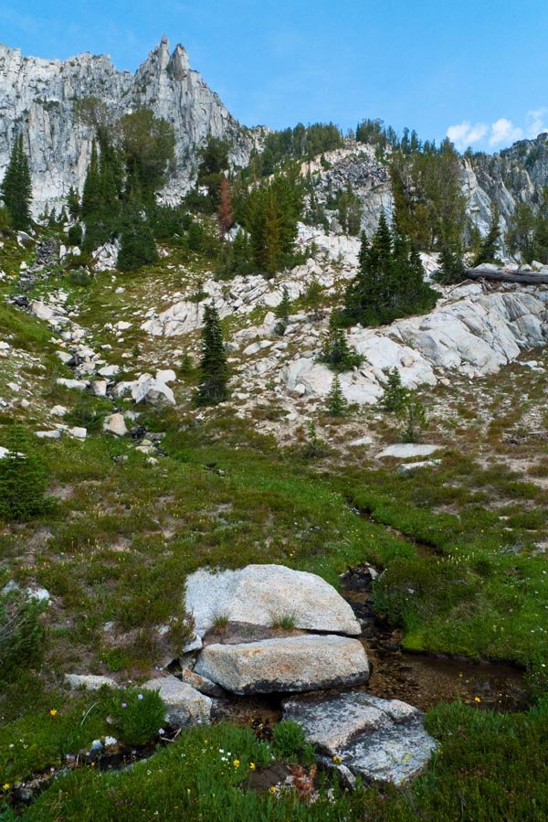 The notch to get down to Razz is to the right of the pinnacle. (Photo is from the Razz side.)