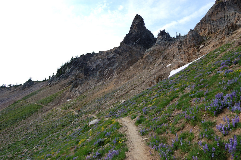 There's some neat rock formations on Hogsbak Ridge along the PCT